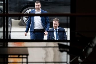 Sachsens Ministerpräsident Kretschmer bei schwarz-roten Sondierungen nach Bundestagswahl dabei - Sachsens Ministerpräsident und CDU-Bundesvize Michael Kretschmer am Freitag auf dem Weg zu den Sondierungsgesprächen für eine schwarz-rote Bundesregierung in Berlin.