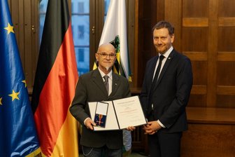 Sachsens Ministerpräsident Kretschmer ehrt Erzgebirger mit Verdienstorden - Ministerpräsident Kretschmer (r.) überreicht Jens Köhler den Verdienstorden der Bundesrepublik Deutschland.
