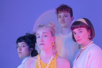 Sachsens neue Pop-Sensation Power Plush und ihr Debüt "Coping Fantasies": Jetzt werden ausgekotzte Gefühle verarbeitet - Die Chemnitzer Band Power Plush: (v.l.) Maria Costantino, Svenja Schwalm, Nino Cutino und Anja Jurleit. Am Freitag erscheint ihr Debütalbum "Coping Fantasies".