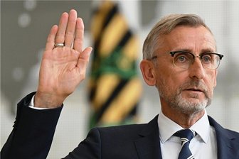 Sachsens neuer Innenminister Armin Schuster: Ein Bundespolizist als "Bürgerminister" - Als Innenminister in Sachsen vereidigt: Der 60-jährige Armin Schuster (CDU) folgt dem am Freitag entlassenen Roland Wöller im Amt. 