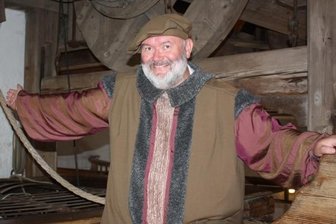 Sachsens neuer Kurfürst aus Augustusburg - Als Brunnenmeister Georg Einhorn erklärt Jörg Einert den Touristen das Brunnenhaus. Das Schloss, so sagt er, sei ihm zu seiner zweiten Heimat geworden.