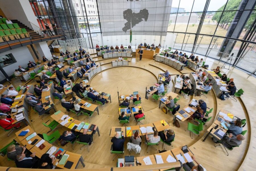 Blick in den Plenarsaal des Sächsischen Landtags während einer Sitzung.