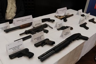 Sachsens NSU-Ausschuss: Woher kamen die anderen Waffen? - Ein Teil des sichergestellten Waffenarsenals des "Nationalsozialistischen Untergrunds"