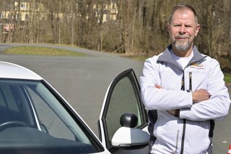 Sachsens oberster Fahrlehrer zu Plänen für günstigeren Führerschein: „Das macht die Ausbildung länger und teurer“ - Peter Losleben (64) arbeitet seit 1983 als Fahrlehrer. Seine Fahrschule hat ihren Sitz in Aue-Bad Schlema.