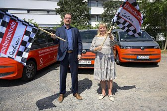 Sachsens oberster Verbraucherschützer: „Wir legen uns auch mit den ganz Großen an“ - Bringt Verbraucherschutz zu den Menschen: Andreas Eichhorst, Vorstand der Verbraucherzentrale Sachsen, mit Sachsens Sozialministerin Petra Köpping bei der Einweihung von drei mobilen Beratungsbussen.