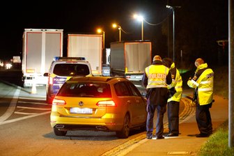 Nachdem die Bundesinnenministerin Nancy Faeser bei der EU stationäre Grenzkontrollen an den Grenzen zu Polen und Tschechien angemeldet hat, hat die Bundespolizei Mitte Oktober auch an der Grenze in Reitzenhain mit stationären Kontrollen begonnen. Damit soll die illegale Migration eingedämmt werden.