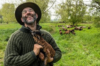 Sachsens Pressefotos des Jahres 2024: Das sind die Gewinner - Portraitfoto des Jahres: Schäfer Henry Seifert aus Trebsen bleibt weiterhin ein scharfer Wolfskritiker. Bei Schäfern liegen die Nerven blank. Der Wolf treibt sie um. Nachdem es wiederholt Angriffe auf Herden gab, fürchten sie um den ohnehin gebeutelten. Das Foto von Thomas Kube erschien in der Sächsischen Zeitung.