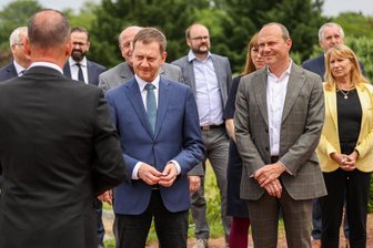 Sachsens Regierung berät über Doppeletat und Corona-Hilfen - Lothar Ungerer (parteilos, von hinten), Bürgermeister von Meerane, heißt das sächsische Kabinett mit Finanzminister Hartmut Vorjohann (l-r, CDU), Wissenschaftsminister Sebastian Gemkow (CDU),  Landrat Christoph Scheurer (CDU), Ministerpräsident Michael Kretschmer (CDU), Kultusminister Christian Piwarz (CDU), Justizministerin Katja Meier (Bündnis 90/Die Grünen), Umweltminister Wolfram Günther (Bündnis90/Die Grünen), Thomas Schmidt (CDU), Minister für Strukturentwicklung, Ländlicher Raum und Bau und Sozialministerin Petra Köpping (SPD) in seiner Stadt willkommen.