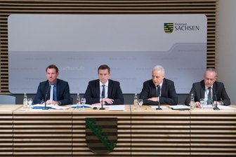 Sachsens Regierung will wieder auf die Bürger zugehen - Jens Jungmann (v.l.), Pressesprecher des Sächsischen Wirtschaftsministeriums, der Wirtschaftsminister und stellvertretende Ministerpräsident von Sachsen, Martin Dulig (SPD), Sachsens Ministerpräsident Stanislaw Tillich (CDU) und der Regierungssprecher Christian Hoose in der Sächsischen Staatskanzlei in Dresden während einer Pressekonferenz.