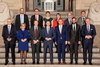 Sachsens Regierungsapparat: Mehr Chefs aus Osten als aus Westen - Sachsens schwarz-grün-rotes Kabinett beim ersten Gruppenbild im Dezember 2019. Mit Roland Wöller (zweiter von links hintere Reihe) gab es seitdem nur einen personellen Abgang. Innenminister ist seit mehr als einem Jahr der ebenfalls in Westdeutschland geborene Armin Schuster. Weitere Kabinettsmitglieder mit West-Herkunft sind Staatskanzleichef Oliver Schenk und Thomas Popp, Staatsekretär für Digitalisierung (hintere Reihe rechts) sowie Finanzminister Hartmut Vorjohann (vordere Reihe links/alle CDU) - der Rest sind Ossis.