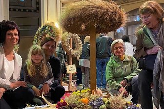 Sachsens schönste Erntekronen und -kränze in Frankenberg ausgezeichnet - Heike Ludwig, Linda Beck, Angelika Scheuerl, Elke Bischoff und Annerose Zwinzscher (v.l.) von der Kirchgemeinde Frankenberg-Dittersbach belegten mit diesem Kranz (vorn) im Freestyle Platz 1. Weitere Gemeindemitglieder machten dabei mit.