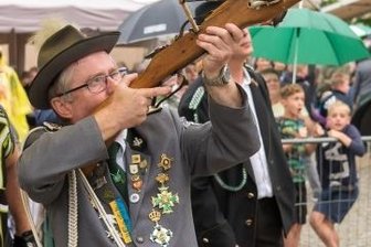 Sachsens Schützen feiern mit neuem Chef in Zschopau - Lutz Volgmann vom Marienberger Schützenverein beim Adlerschießen.