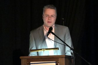 Sachsens Schulen in Not: OB springt im Erzgebirge als Lehrer ein - Stollbergs Oberbürgermeister Marcel Schmidt – hier hinterm Rednerpult beim Neujahrsempfang – hilft demnächst regelmäßig als Lehrer aus. Er leitet ein verpflichtendes Ganztagsangebot an der Oberschule.