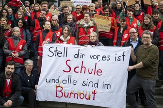 Sachsens Schulen stehen Warnstreiks ins Haus - Die Gewerkschaft Erziehung und Wissenschaft (GEW) sowie der Sächsische Lehrerverband (SLV) kündigten für kommenden Dienstag einen ganztägigen Warnstreik an.