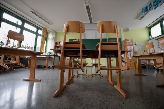Sachsens Schulen und Kitas wohl ab Montag fast überall geschlossen - Durch das geplante Infektionsschutzgesetz des Bundes müssten Schulen und Kitas ab einer Inzidenz von 165 schließen.