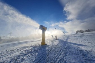 Der Skihang in Eibenstock ist präpariert. Ob ihn Abfahrer diesen Winter erobern dürfen, steht jedoch in den Sternen.