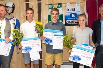 Sachsens Skiverband ehrt seine erfolgreichsten Sportler und Talente - Die Geehrten des Nachwuchs-Förderpreises 2022 mit Namensgeber Jens Weißflog (r.).