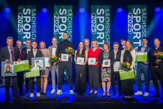 Sachsens Sportler des Jahres 2024: Rodlerin Julia Taubitz, Kanute Tom Liebscher-Lucz und Niners Chemnitz setzen sich bei Umfrage durch - Beim abschließenden Gruppenfoto aller Geehrten ragte einer heraus: Kapitän Jonas Richter von den Niners Chemnitz, die erstmals als Sachsens Mannschaft des Jahres ausgezeichnet wurden.