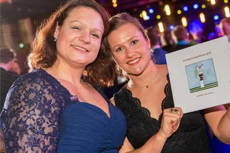 Sachsens Sportler des Jahres: Premiere und Rekord - Kugelstoßerin Christina Schwanitz (l.), die Platz drei belegte, freut sich mit Wasserspringerin Tina Punzel über ihre Spitzenplätze.