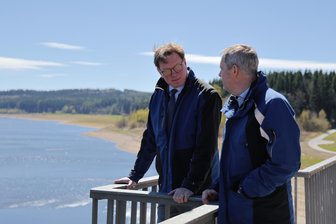Sachsens Talsperren trotzen dem Klimawandel: Wie die Wasserversorgung gesichert wird - Staatsminister Georg-Ludwig von Breitenbuch (l.) und Eckehard Bielitz, Geschäftsführer der Landestalsperrenverwaltung an der Talsperre Lehnmühle.