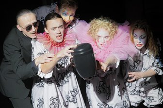 Sachsens Theater bangen um ihre Existenz: Ist der Wolf jetzt da? - Aufführung von „Kabale und Liebe“ am Theater Plauen-Zwickau: Droht Sachsens Theatern der Tod?