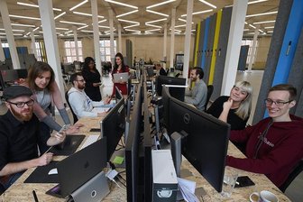 Sachsens Unternehmer des Jahres: Das steckt hinter dem Chemnitzer Einhorn Staffbase - War in der Pandemie nicht möglich: Arbeitsatmosphäre in der Unternehmenszentrale von Staffbase im Chemnitzer Wirkbau. 