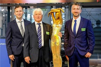 Sachsens Unternehmer des Jahres gesucht - Konnten als "Sachsens Unternehmer des Jahres" im Juli 2021 die "Träumende" in Empfang nehmen: Werner Bang mit seinen Söhnen Christoph (rechts) und Marcus Bang von Bang Kransysteme in Oelsnitz/Vogtland. 