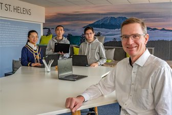 Sachsens Unternehmer des Jahres: Wenn das Auto selbst lenkt - FDTech-Geschäftsführer Karsten Schulze (rechts) mit der Mitarbeiterin Junsong Dai-Maier aus China und den Mitarbeitern Ary Frigeri aus Brasilien sowie Jiakun Zhang, ebenfalls aus China.