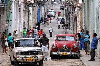 Sachsens Unternehmer suchen neue Kontakte in Kuba - Eine Straßenszene in Havanna. Auch im Wohnungsbau gibt es enormen Nachholbedarf.
