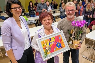 Sachsens vermutlich dienstälteste Elternvertreterin muss gehen - Kleine Präsente sowie Worte des Dankes für ihr langjähriges Engagement konnte Birgit Binkert unter anderem von Manuela Kunath, Leiterin des Olbernhauer Gymnasiums, sowie Reiner Schubert vom Förderverein der Einrichtung, entgegennehmen.