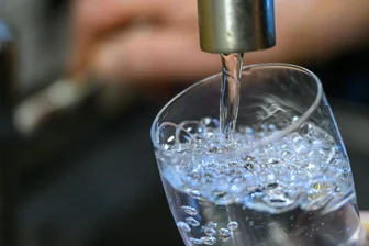 Sachsens Wasserpreise: Warum ist Trink- und Abwasser in Chemnitz so teuer? - In Sachsen sind die Wasserpreise seit 2022 stark gestiegen.