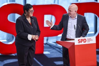 Kathrin Michel und Henning Homann, die beiden neu gewählten Parteivorsitzenden der Sachsen-SPD, stehen nach ihrer Wahl auf dem Podium des Landesparteitages. (Archiv)