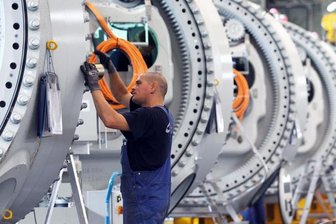 Ein Monteur arbeitet an Naben für Windkraftanlagen.