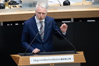 Sachsens Wirtschaftsminister entlässt Staatssekretär: Nachfolger soll der Ex-Linke Sebastian Scheel werden - Der Ex-Linken-Politiker Sebastian Scheel ist bisher Mitglied im Abgeordnetenhaus von Berlin und künftig neuer Wirtschaftsstaatsekretär in Sachsen.