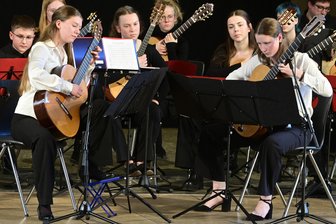 Sachsens Zupf-Jugend probt und begeistert im Vogtland - Finnja Glaser (links) und Hanna Voigt.