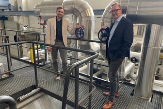 Sachsenweit einmalig: Mit Abwärme der Nickelhütte sollen hunderte Haushalte in Aue versorgt werden - André Härtel (links), Geschäftsbereichsleiter der Nickelhütte Aue, und René Rücker, Geschäftsführer der Stadtwerke Aue-Bad Schlema, stehen im Blockheizkraftwerk auf dem Zeller Berg.