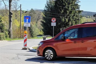 Sackgasse von Grünhain nach Elterlein: Und doch führt der Weg weiter - Hier fehlt bislang der Zusatz, dass die Fahrt in Richtung Waschleithe möglich ist. Das Schild sei in Arbeit. 