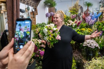 „Sächsisch, herrlich, ehrlich“: Zwickauer Blumenladen geht viral - Im Zwickauer Blumenladen Zauberwelten werden Instagram-Videos produziert. Saskia Dühring gibt Tipps zur Pflanzenpflege.
