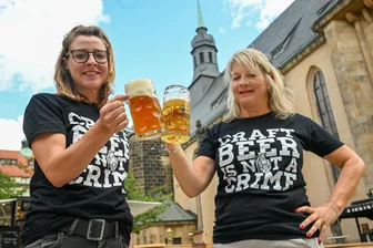 Sächsisch, Tschechisch, Kölsch: Das kosten die Biere auf dem Brauereimarkt in Chemnitz - „Prost!“ zum Auftakt: Carolin Müller (links) und Claudia Kreißig vom Restaurant „La bouchée“.