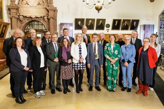 Sächsische Akademie der Wissenschaften: Freiberger Spitzenforscherinnen aufgenommen - Die Freiberger Forscherinnen Sabrina Hedrich und Olena Volkova (1. Reihe, v. l.) mit den neu aufgenommenen Mitgliedern der Sächsischen Akademie.