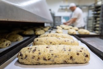 Sächsische Bäcker protestieren gegen Verpackungsabgabe: „Dann backen wir den Stollen eben erst im Januar“ - Bei den Annaberger Backwaren hat schon die Stollenproduktion begonnen.