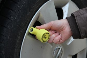 Sächsische Behörden treiben zunehmend rigoros Bußgelder ein - Ein Ventilwächter im Einsatz.