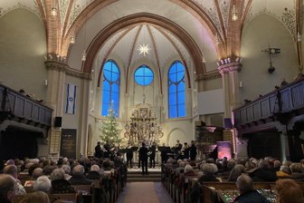 Sächsische Blechbläserweihnacht begeistert in Freiberg mit Filmmusik und Klassik - Das Sächsische Blechbläser Consort beim Auftritt in der Freiberger Jacobikirche.