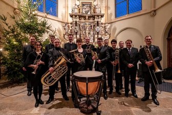 Sächsische Blechbläserweihnacht: Tournee startet in Reichenbach - Das Sächsische Blechbläser Consort, hier 2022 in der Frauenkirche Meißen, gastiert am 27. Dezember mit der Bläserweihnacht in Reichenbach.