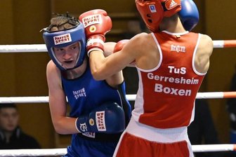 Sächsische Boxer geben den Pokal nicht aus den Händen - Linus Tesch von der Landesauswahl Sachsen (links) konnte den Finalkampf gegen Alexander Moos aus Nordrhein-Westfalen gewinnen und trug damit zum Titelgewinn der Sachsen beim Turnier in Chemnitz bei. 