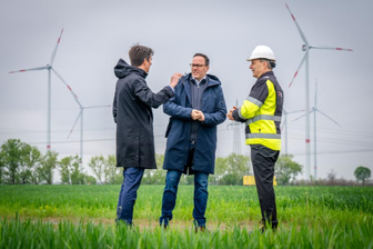 Minister Dirk Panter (Mitte) hat den Windpark Streumen schon besichtigt. Interessierte bekommen am 10. Mai die nächste Gelegenheit dazu.