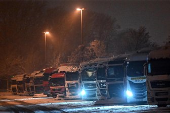 Sächsische Fahnder nehmen polnische Planenschlitzer-Bande hoch - Nachts im Visier krimineller Banden: Auf Raststätten parkende Lastwagen mit wertvoller Ladung, die sich leicht zu Geld machen lässt.