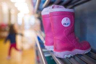 Sächsische Hortkinder sollen Hakenkreuze auf Schulhof gelegt haben - In einem Hort in Pirna, in dem Grundschüler wie auf diesem Symbolfoto auch in den Sommerferien betreut werden, ist es zu mehreren rassistischen Vorfällen gekommen.