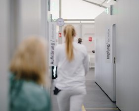 Sächsische Impfzentren: Neue Termine verfügbar - Das Deutsche Rote Kreuz (DRK) hat am Freitagabend 11.911 neue Termine für eine Corona-Impfung in den sächsischen Impfzentren freigeschaltet.