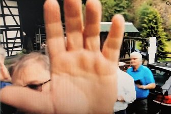 Sächsische Justiz lässt AfD im Vogtland die "Festnahme" eines Journalisten durchgehen - Abblockende Gesten, später handgreifliches Zupacken: Eine AfD-Veranstaltung in Plauen am Gasthof "Lochbauer" war im Sommer 2020 in Plauen eskaliert. Jetzt will die Justiz einen Schlussstrich ziehen.